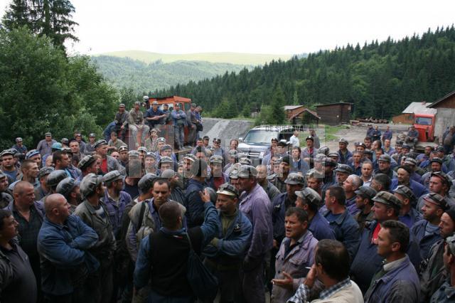 Cei peste 300 de mineri care s-au adunat din nou pentru a-şi cere drepturile, iar discuţiile s-au dovedit extrem de dure