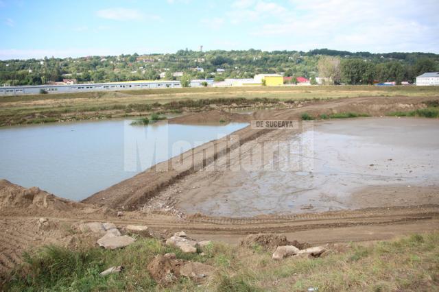 Constructorii au deviat cursul apei pentru a putea consolida digul