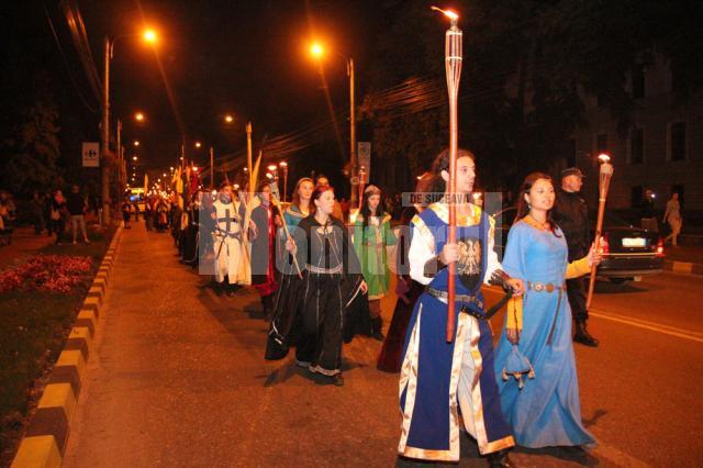 Parada cavalerilor cu făclii deschide seria de manifestări din cadrul Festivalului de Artă Medievală  Suceava