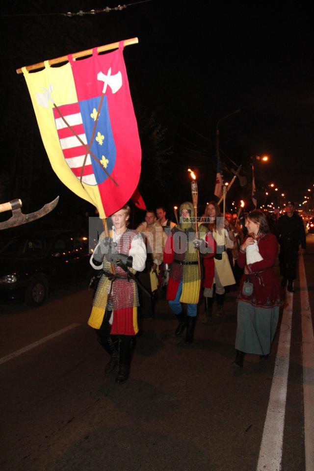 Cavaleri, războinici, stegari şi frumoase domniţe în cea mai lungă paradă medievală din România