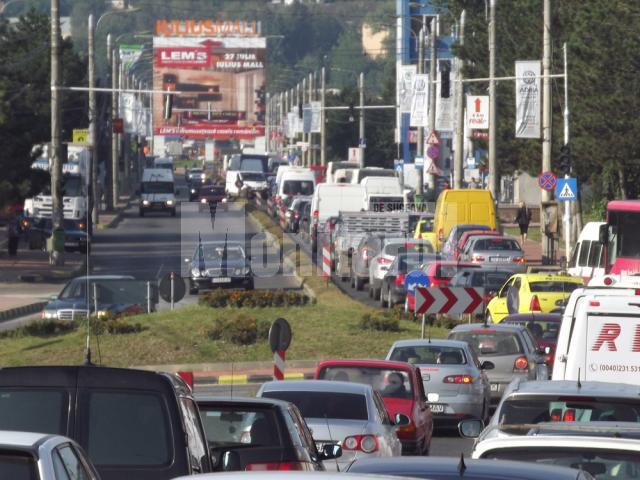 Zile de coşmar în trafic, odată cu blocarea parţială a pasajului CFR şi a podului de la Burdujeni