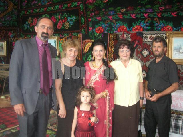 Familia Perhinschi, împreună cu mama Tatianei (dreapta) şi naşii ei de botez