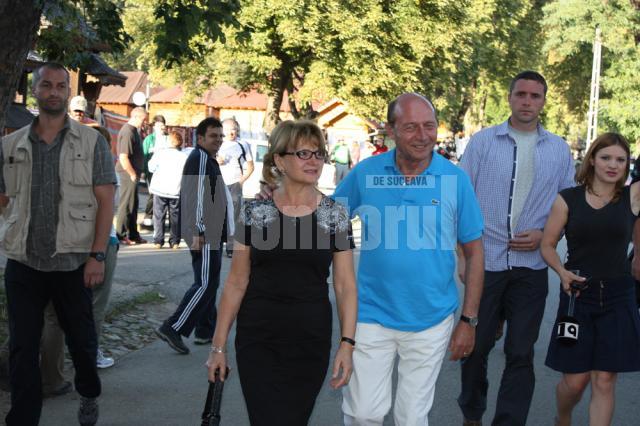 Traian Băsescu şi şotia sa, Maria, au fost primiţi bine de locuitorii din Mănăstirea Humorului