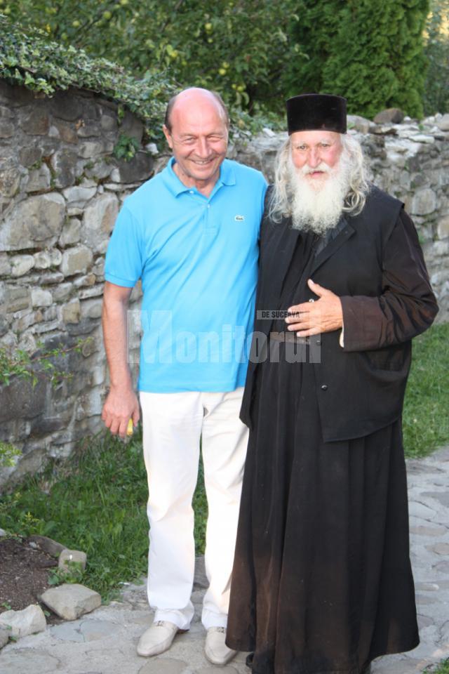 Un călugăr bătrân a ţinut să se fotografieze cu preşedintele suspendat al României
