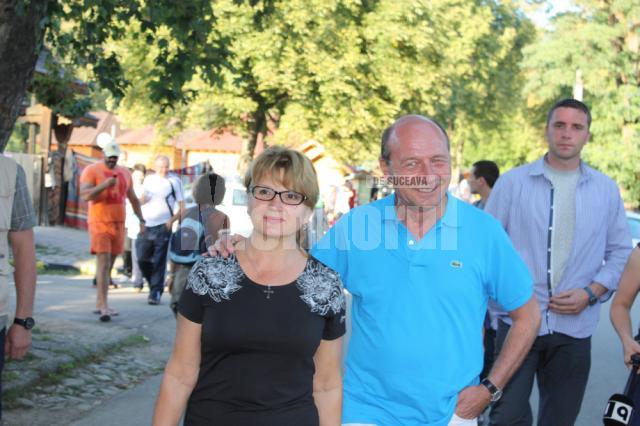 Traian Băsescu şi sotia sa, în drum spre Mănăstirea Humorului