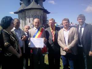 Dumitru Morhan, înconjurat de primarul din Borşa şi magnatul ucrainean Viacheslav Dobrovolskiy la Hora de la Prislop