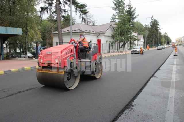 Constructorii au reclamat faptul că şoferii indisciplinaţi strică stratul de uzură, intrând cu maşinile pe el imediat după ce a fost turnat