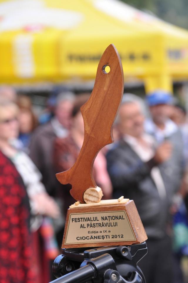 Trofeul Festivalului pentru Gheorghe Tomoioagă. Foto: Stefan CHIRILUŞ