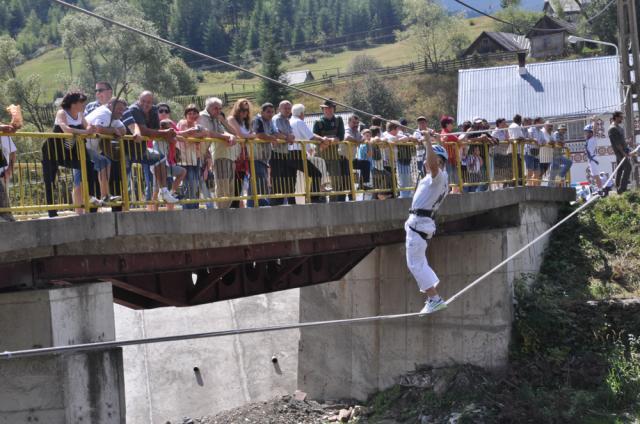 Traversări cu tiroliana. Foto: Stefan CHIRILUŞ