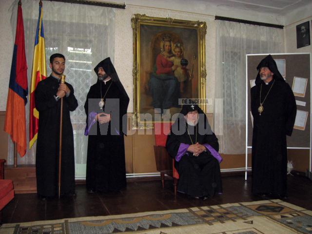 Momentul inaugural al expoziţiei în prezenţa Patriarhului Catolicos Karekin al II-lea