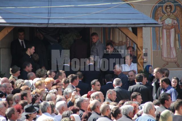 Preşedintele Traian Băsescu, intrând în biserică
