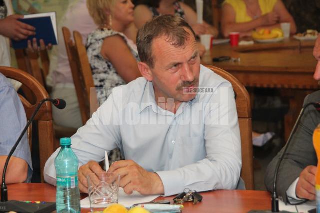 Consilierul PP-DD Adrian Arămescu s-a prăbuşit cu tot cu scaun, care s-a desfăcut în mai multe bucăţi