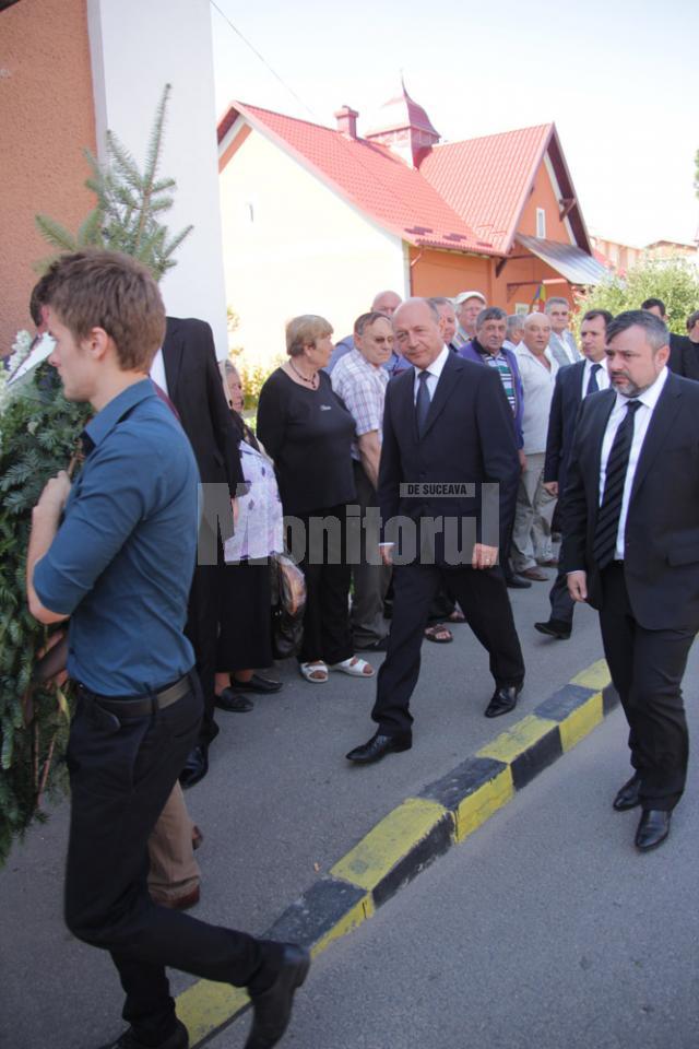 Traian Băsescu şi deputatul Ioan Bălan au venit să-i prezinte condoleanţe lui Gheorghe Flutur