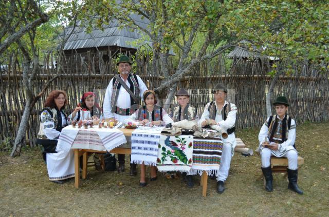 Echipajul participant la Olimpiada de Meşteşuguri Artistice Tradiţionale de la Sibiu