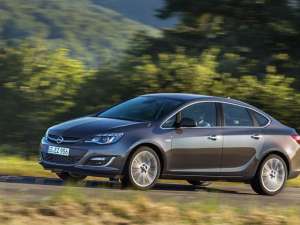 Opel Astra Sedan este disponibil în România de la 15.950 de euro