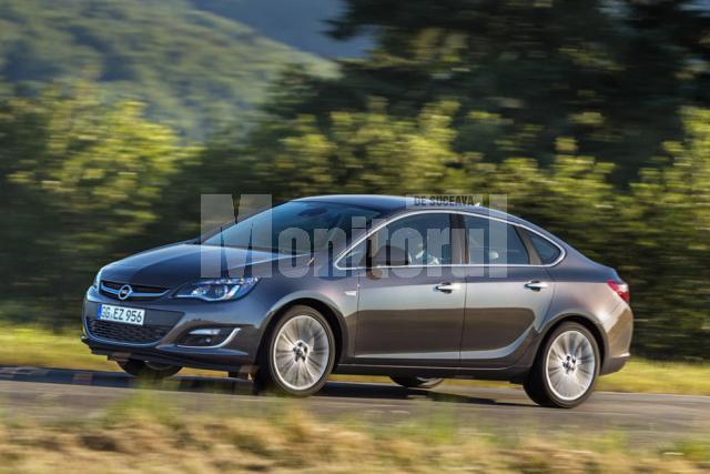 Opel Astra Sedan este disponibil în România de la 15.950 de euro