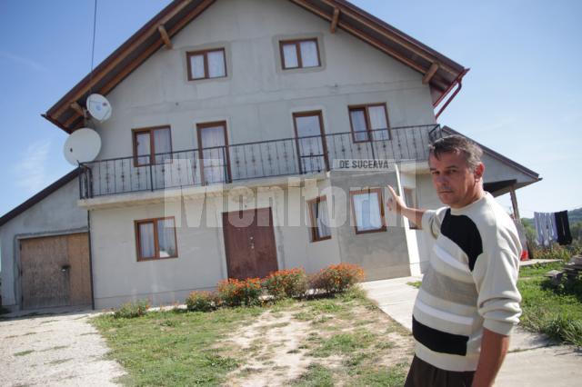 Mircea Iremciuc în faţa propriei case