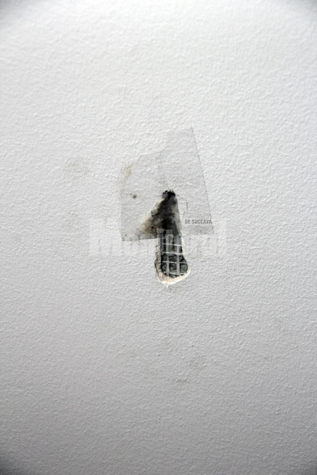 Gloanţele au făcut găuri în pereţii din cameră