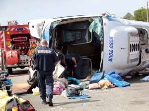 Autocarul răsturnat în Franţa. Foto: MEDIAFAX