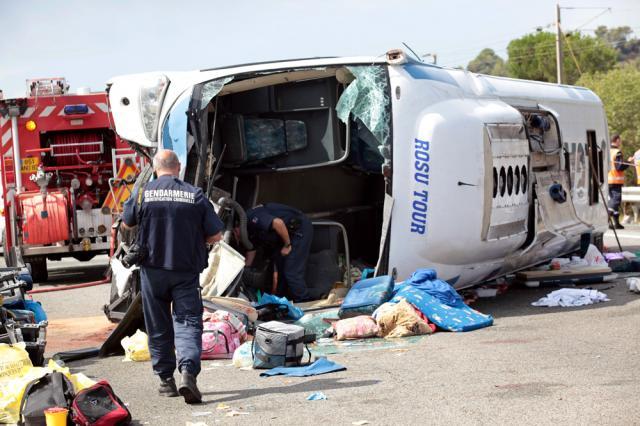 Autocarul răsturnat în Franţa. Foto: MEDIAFAX