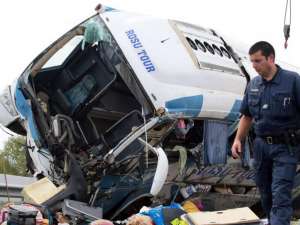 Accidentul s-a produs din cauza exploziei unui cauciuc al autocarului aparţinând firmei Roşu Tour