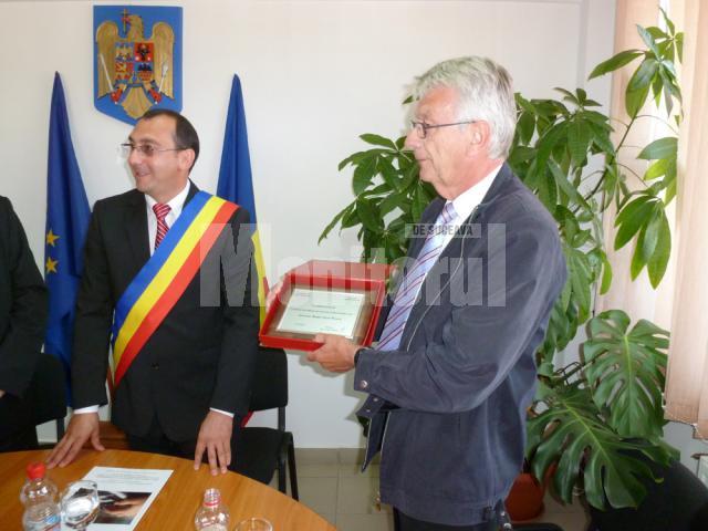 Președintele Fundației SMHO din Olanda, Jean Pierre Bours, Cetățean de onoare al comunei Vatra Moldoviței