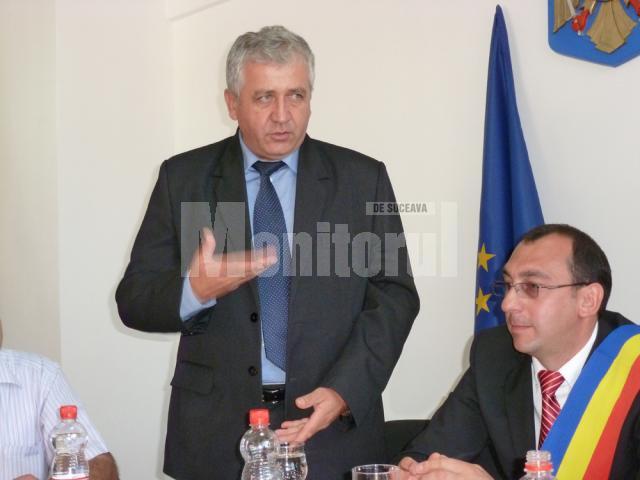 Primarul comunei Vatra Moldoviței, Virgil Saghin, împreunĂ cu subprefectul Constantin Harasim