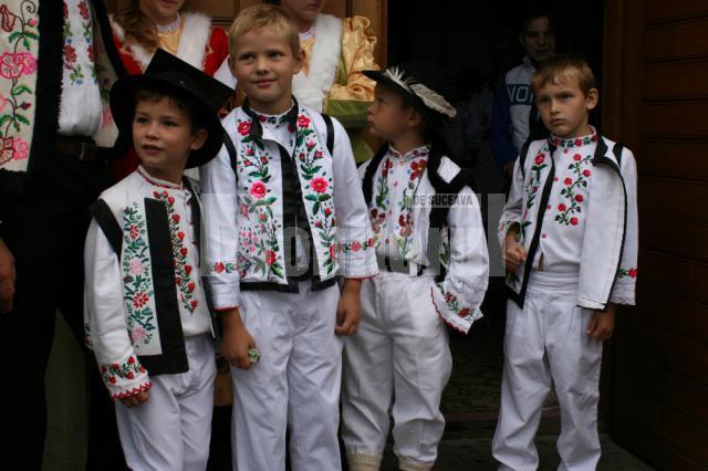 Copii în costume tradiţionale poloneze