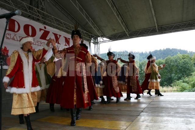 Dansuri populare poloneze în costume de epoca
