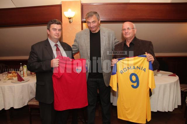 Ştefan Birtalan alături de câştigătorii celor două tricouri