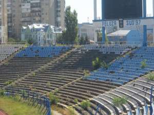 Pe stadionul din Craiova cresc acum bălării