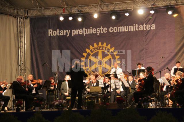 Filarmonica din Botoşani a susţinut aseară un concert în aer liber, în faţa Palatului Administrativ