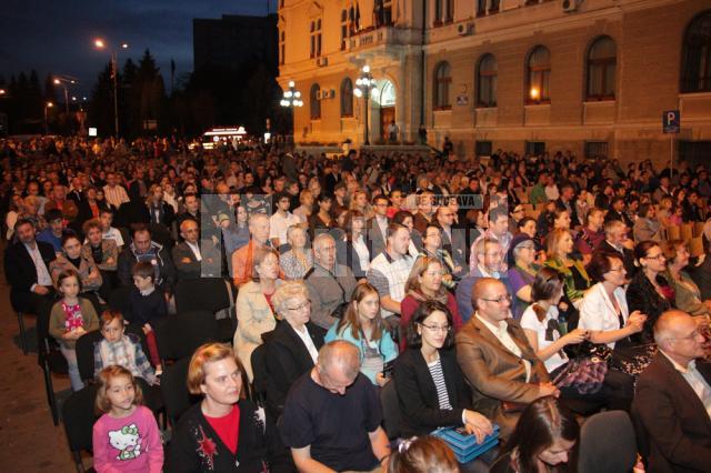 Filarmonica din Botoşani a susţinut aseară un concert în aer liber, în faţa Palatului Administrativ
