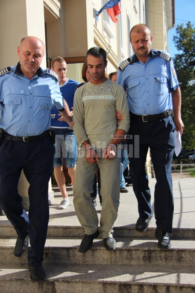 Tatăl copiilor, Afinel Lupăescu, în vârstă de 33 de ani, a fost arestat pentru cel puţin 29 de zile