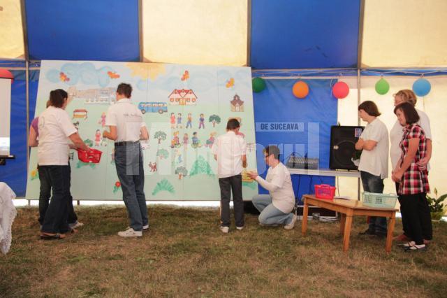 Imaginea Complexului terapeutic „Blijdorp România – O Noua Viaţă”, redată de copii pe un panou, ca-ntr-un joc de puzzle