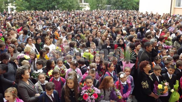 Şi la Şcoala „Ion Creangă” din Suceava elevii au fost întâmpinaţi de dascălii lor în atmosferă de sărbătoare