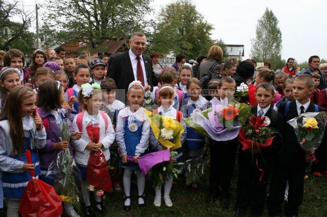 Dumitru Morhan, în mijlocul copiilor de etnie ucraineană din Negostina, cu ocazia deschiderii noului an şcolar