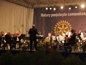 Filarmonica din Botoşani a susţinut recent un concert în aer liber în faţa Palatului Administrativ