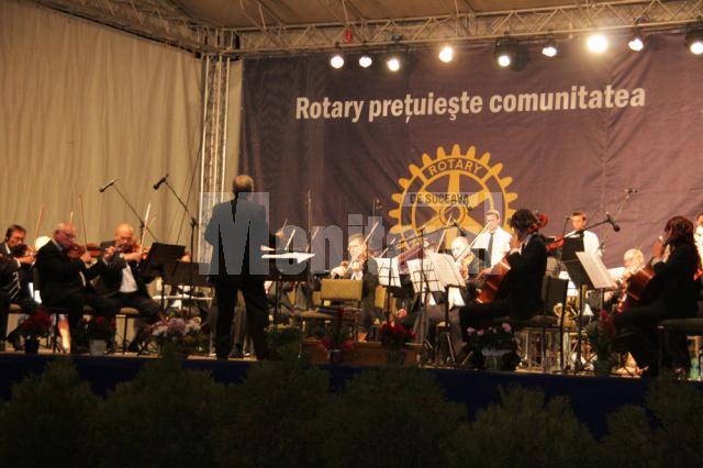 Filarmonica din Botoşani a susţinut recent un concert în aer liber în faţa Palatului Administrativ