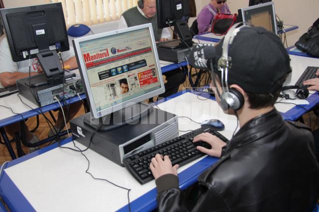 Nevăzătorii suceveni, învăţaţi să navigheze pe internet, să „citească” presa, să trimită mesaje online