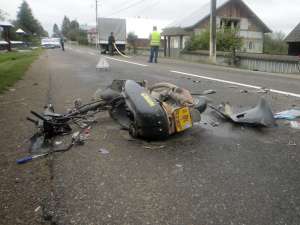 Conducătorul mopedului a fost rănit grav şi transportat de urgenţă la Spitalul Judeţean Suceava