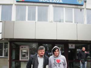 Bogdan Vlăduţ Donisan părăseşte sediul poliţiei însoţit de tatăl său