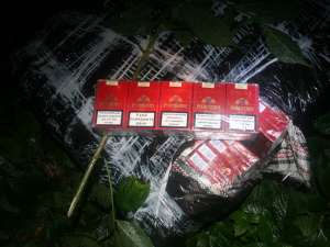 Colete cu ţigări de contrabandă, abandonate lângă graniţă