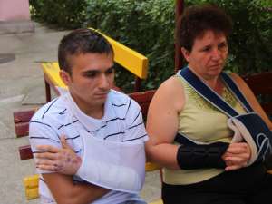 Adrian Semenciuc şi mama acestuia mai au încă răni produse în urma accidentului
