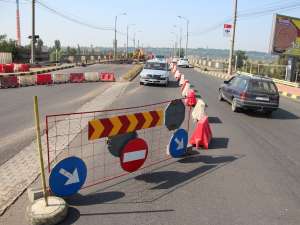 Traficul rutier din zona Burdujeni va fi afectat, începând de vineri, de lucrările de montare a rosturilor de dilatare pe pasarela CFR