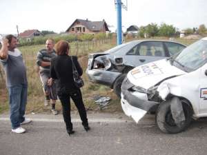 O maşină în care se aflau patru poliţişti, implicată într-un accident la Dărmăneşti