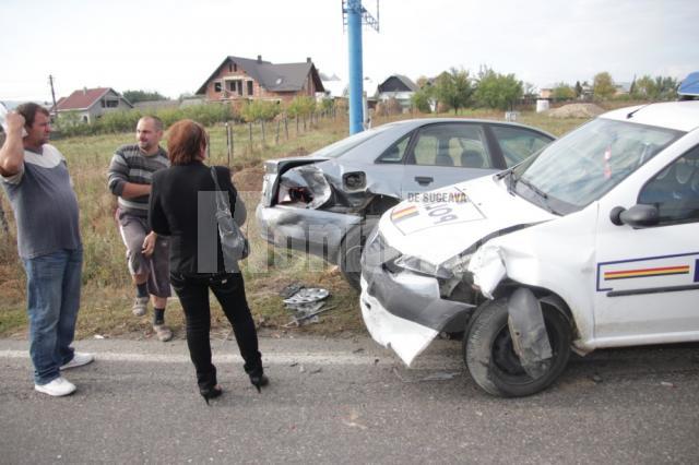 O maşină în care se aflau patru poliţişti, implicată într-un accident la Dărmăneşti