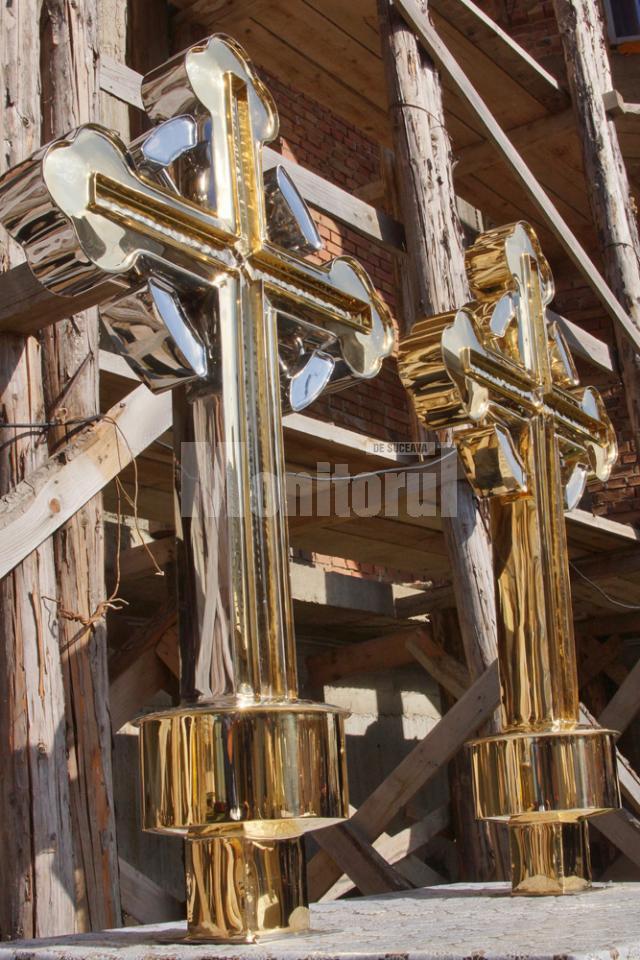 Cruci aurite sfinţite de ÎPS Pimen, la catedrală