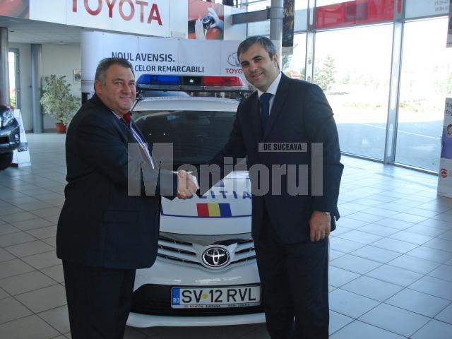 Comisarul sef Marcian Colman si Vlad Rebenciuc, directorul general Toyota Suceava