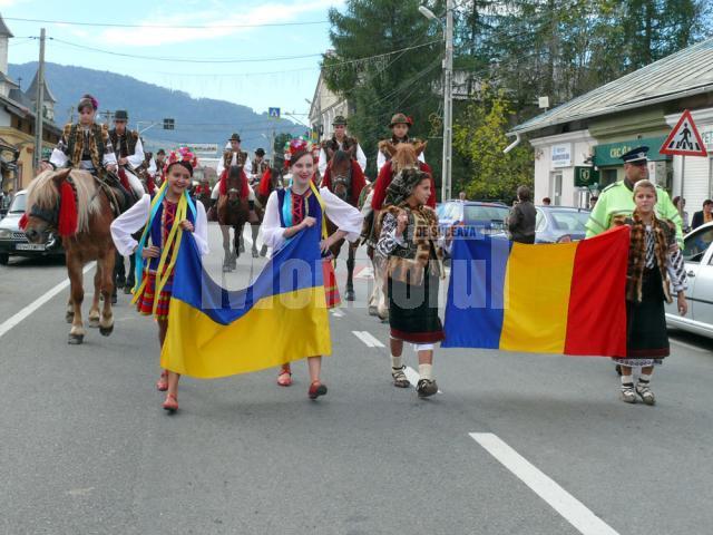 Festivalul hribului a reunit pensiunile din zonă, meşteri populari, ansambluri folclorice şi solişti de muzică populară